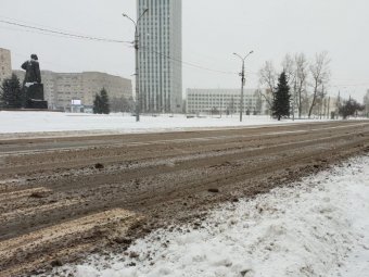 Не почищен пешеходник даже возле здания правительства Архангельской области. Неслыханная дерзость. 