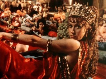 Стоп-кадр из фильма «Калигула» (1979 г.).
